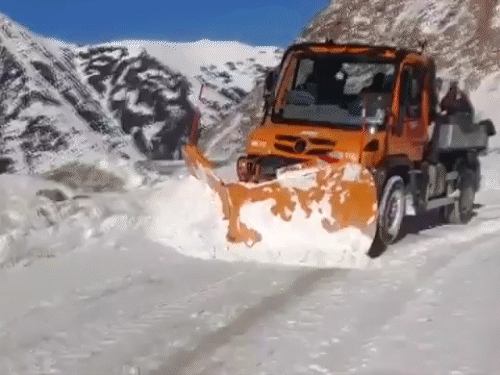 कश्मीर के गुलमर्ग, मुगल रोड और गांदरबल के ऊपरी इलाकों में जमकर बर्फबारी जारी है। सड़कों से बर्फ हटाई जा रही है।