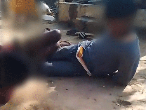 ग्रामीणों के हस्तक्षेप के बाद किसान ने बच्चों को छोड़ा।