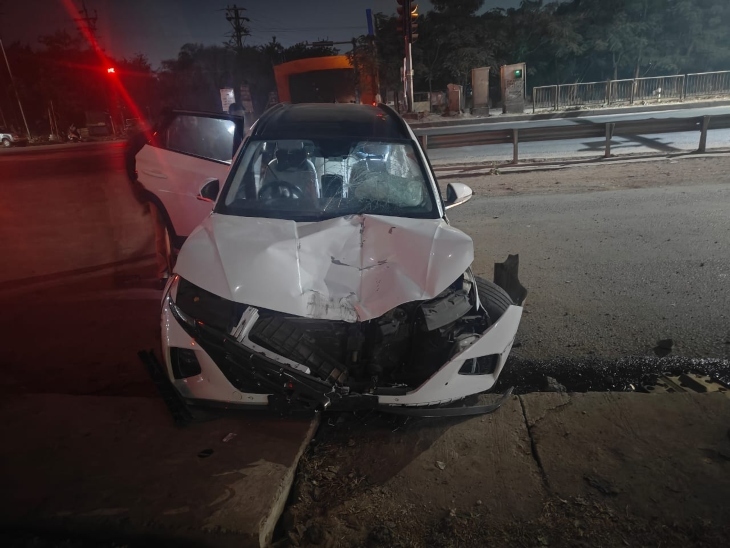 घटना तेलीबांधा थाना क्षेत्र के अग्रसेन धाम चौक के पास की है। कार का सामने का हिस्सा डैमेज हो गया है।