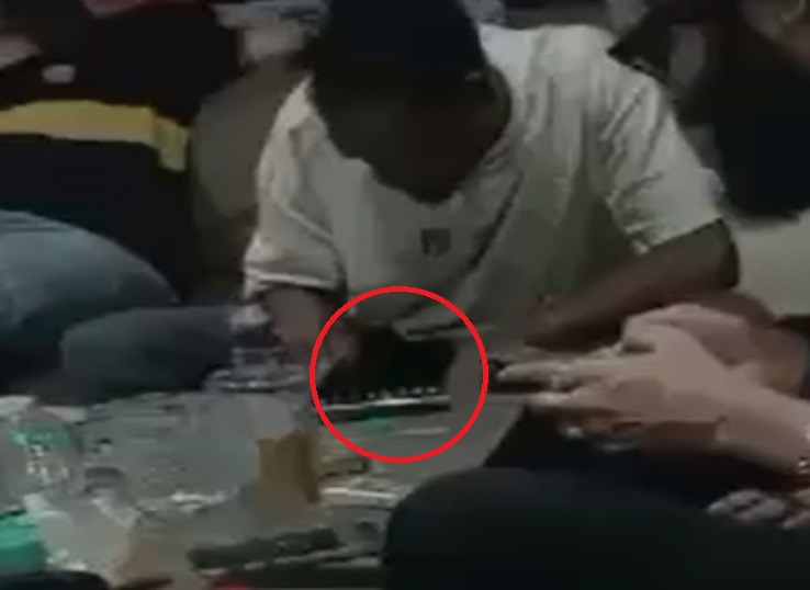 फार्म हाउस में ATM से लाइन बनाकर ड्रग्स लेते हुए युवक।