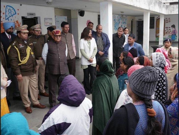 चंडीगढ़ प्रशासक महिला कैदियों से बात करते हुए।