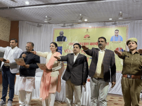 कार्यक्रम में मौजूद लोगों को सुरक्षित वाहन संचालित करने की शपथ भी दिलाई गई