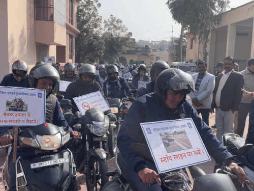 वाहन रैली को स्पीकर वासुदेव देवनानी की ओर से हरी झंडी दिखाकर रवाना किया गया।