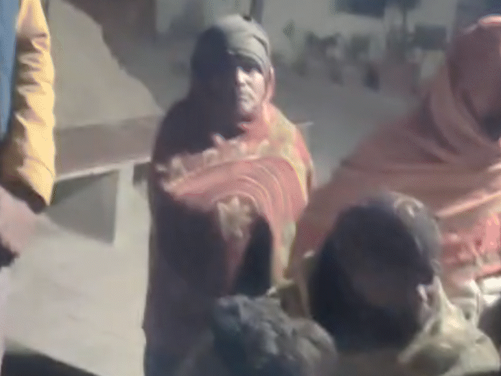 परिजनों की मांगों पर सहमति नहीं बनने के कारण मंगलवार रात तक पोस्टमॉर्टम नहीं हो सका। देर रात तक परिजन अस्पताल परिसर में धरने पर बैठे रहे।