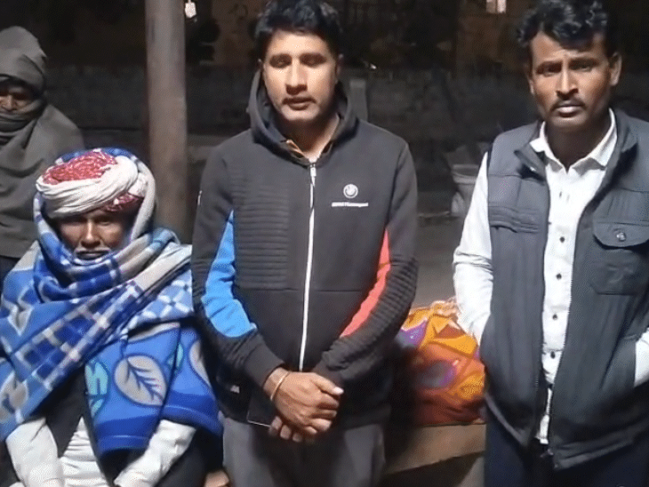 धरना स्थल पर मृतक के पिता किशन लाल, भाई प्रहलाद बैरवा, डीपी सिंह पीपला, सरपंच मोहन धाभाई, बाबूलाल रेहड़ा सहित रिश्तेदार और समाज के लोग जयपुरिया हॉस्पिटल की मोर्चरी पर धरने पर बैठे है।