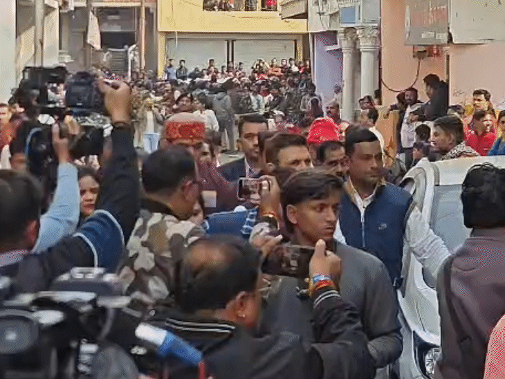 कांग्रेस के प्रदेश अध्यक्ष जीतू पटवारी भागीरथपुरा में प्रभावितों के घर पहुंचे थे।