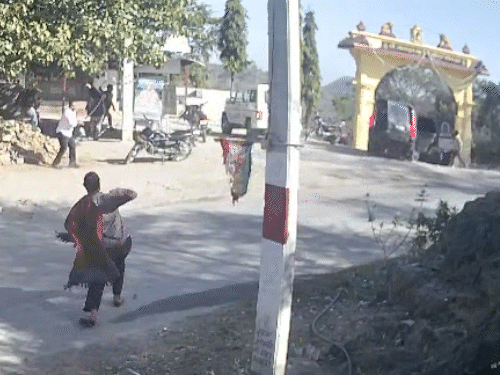 पत्थरबाजी होते देख बदमाश वहां से स्कॉर्पियो में सवार होकर भाग निकले।