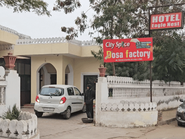 ईगल नेक्स्ट होटल संचालक ने नगर निगम की टीम को 3 लाख 64 हजार रुपए रजिस्ट्रेशन फीस जमा करवाई।