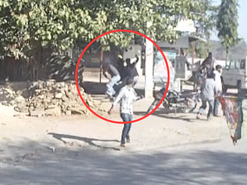 युवक के बोलेरो से उतरे ही स्कॉर्पियो से आए बदमाशों ने तलवारों से एक के बाद एक कई वार किए।