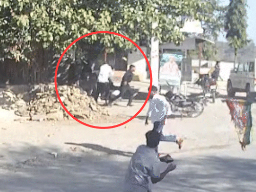 युवक पर हमला होते देख वहां मौजूद लोगों ने उन पर पत्थरबाजी शुरू कर दी।