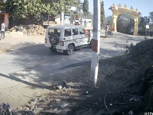 युवक अपने दोस्त के साथ बोलेरो में था। वे गांवगुड़ा गांव के चमत्कार चौराहे पर रुके। उनका पीछा कर रही स्कॉर्पियो भी रुक गई।