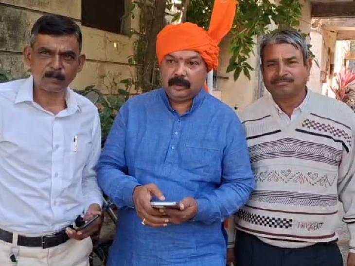 विहिप कार्यकर्ताओं ने मामले की शिकायत साइबर सेल में की है।