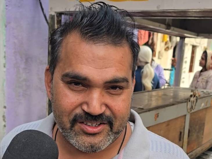 पानीपुरी, चाट बेचने वाले महेश हार्डिया का 8-10 दिनों से ठेला बंद है।