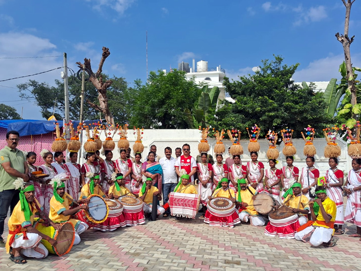 कलश में धान की बाली रखकर इस नृत्य को किया जाता है।