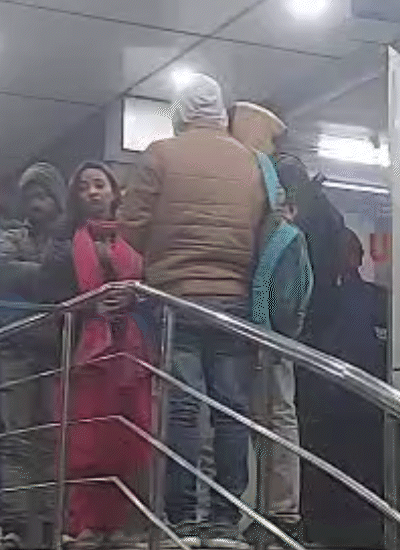 अमन की हत्या के बाद अस्पताल में खड़ी उसकी पत्नी। (लाल सूट में)