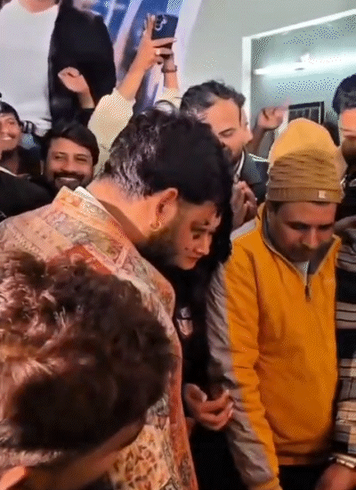 महिला मित्र के हाथ में लगे केक को खाते पवन सिंह।