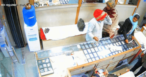 महिलाएं एक पायल की डिजाइन पसंद कर वहां से चली गई। उनके जाने के बाद वापस रखने पर ज्वेलर को कुछ पायल गायब मिली।