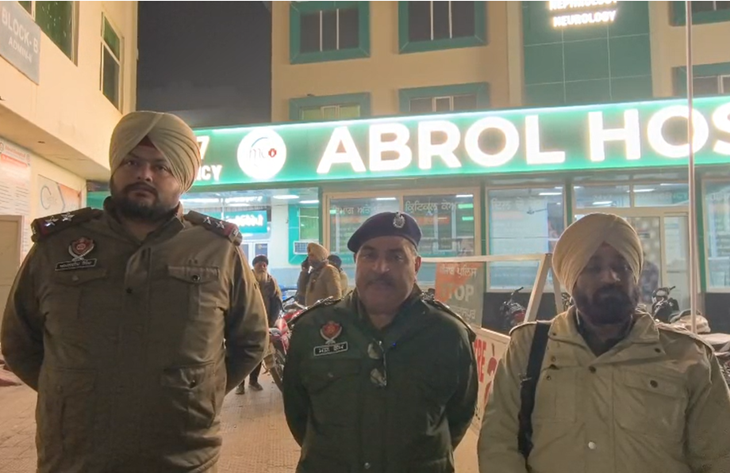 घटना के बारे में जानकारी देते DSP मोहन सिंह (बीच में)।