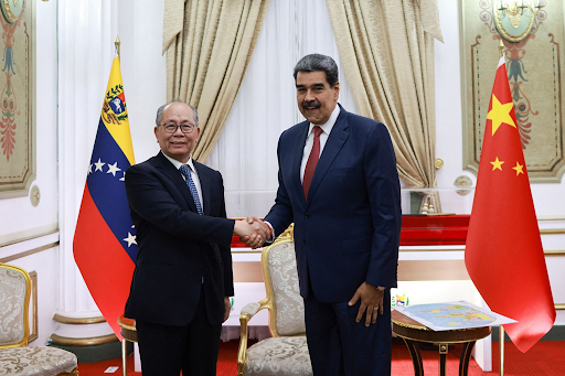 वेनेजुएला के राष्ट्रपति निकोलस मादुरो ने 2 जनवरी को वेनेजुएला के कराकस स्थित मिराफ्लोरेस पैलेस में लैटिन अमेरिका के लिए चीन के दूत किउ जिओकी से मुलाकात की थी।