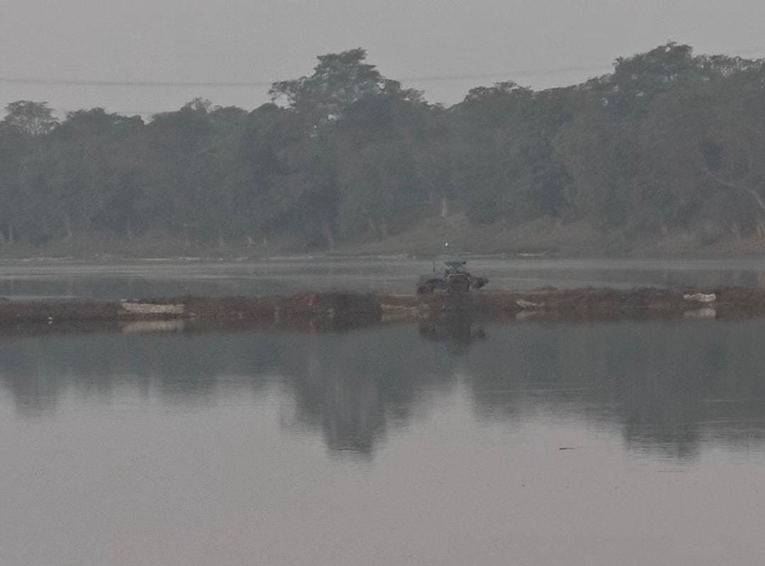 पुल के उपर इस तरह होती थी ठेकेदार के वाहनों की आवाजाही।