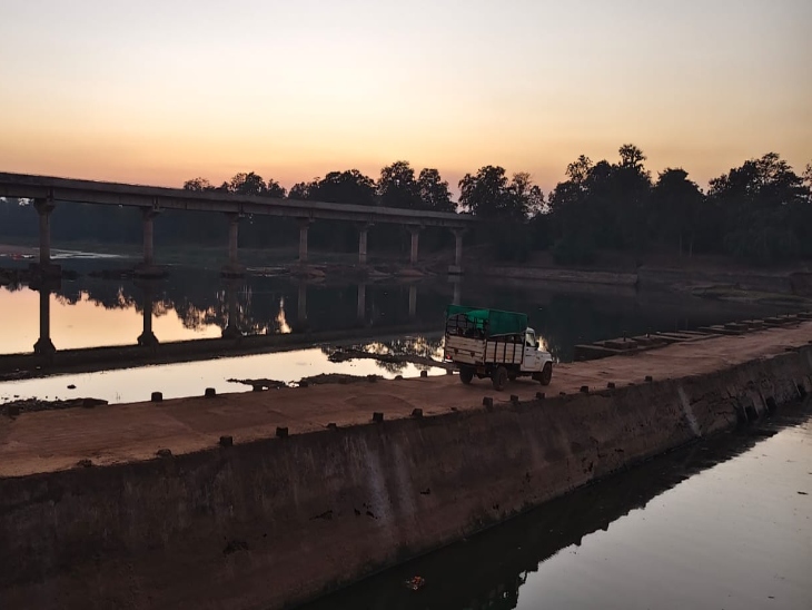 जहां पर अवैध पुल बनाया गया है उसके बगल में दो सरकारी पुल भी बने हुए हैं।