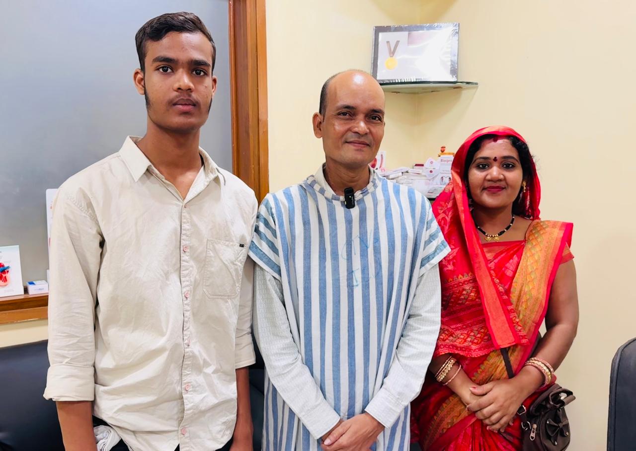 अपने पूरे परिवार के साथ इलाज के बाद राहुल।