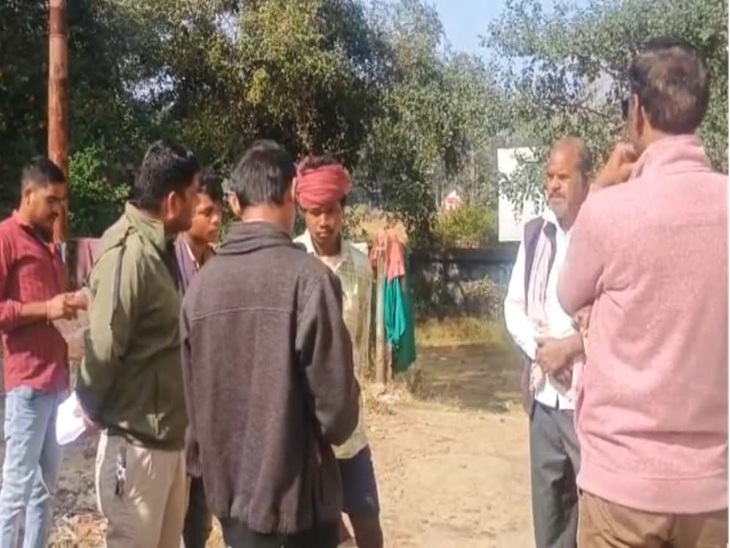 परिजनों से पूछताछ करती पुलिस टीम।