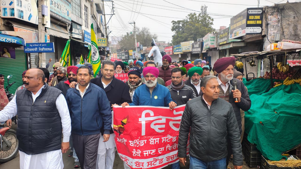बठिंडा में बस स्टैंड स्थानांतरित किए जाने के विरोध में रोष मार्च निकालते दु़कानदार।