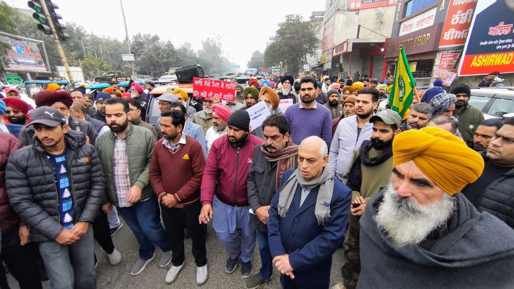 बठिंडा में बस स्टैंड स्थानांतरित किए जाने के विरोध में रोष मार्च निकालते दु़कानदार।