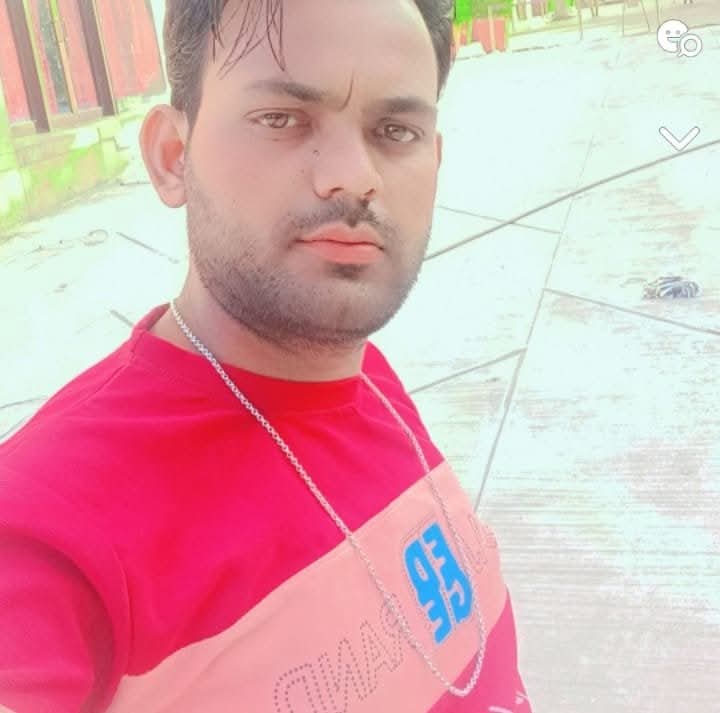 मृतक की पहचान शिवराज बैरवा (23) पुत्र किशन लाल बैरवा, निवासी ग्राम पीपला, तहसील माधोराजपुरा, जिला जयपुर के रूप में हुई है। वह R.S.R.D.C. LTD., जयपुर के तहत कर्मचारी चयन बोर्ड भवन में कार्यरत ठेकेदार फर्म किशोरी कंस्ट्रक्शन कंपनी में मजदूरी करता था।
