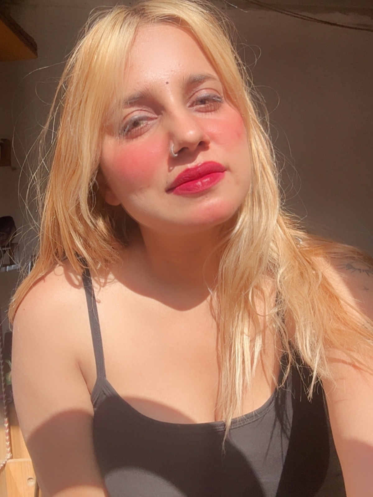 रोजी नेहा सिंह ने फिलहाल रांची में अपनी स्टॉल खोली है।