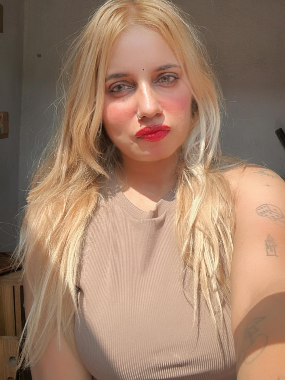 रोजी नेहा सिंह का कहना है कि लोग स्टॉल पर आकर परेशान करते हैं, इससे वे परेशान हो चुकी हैं।