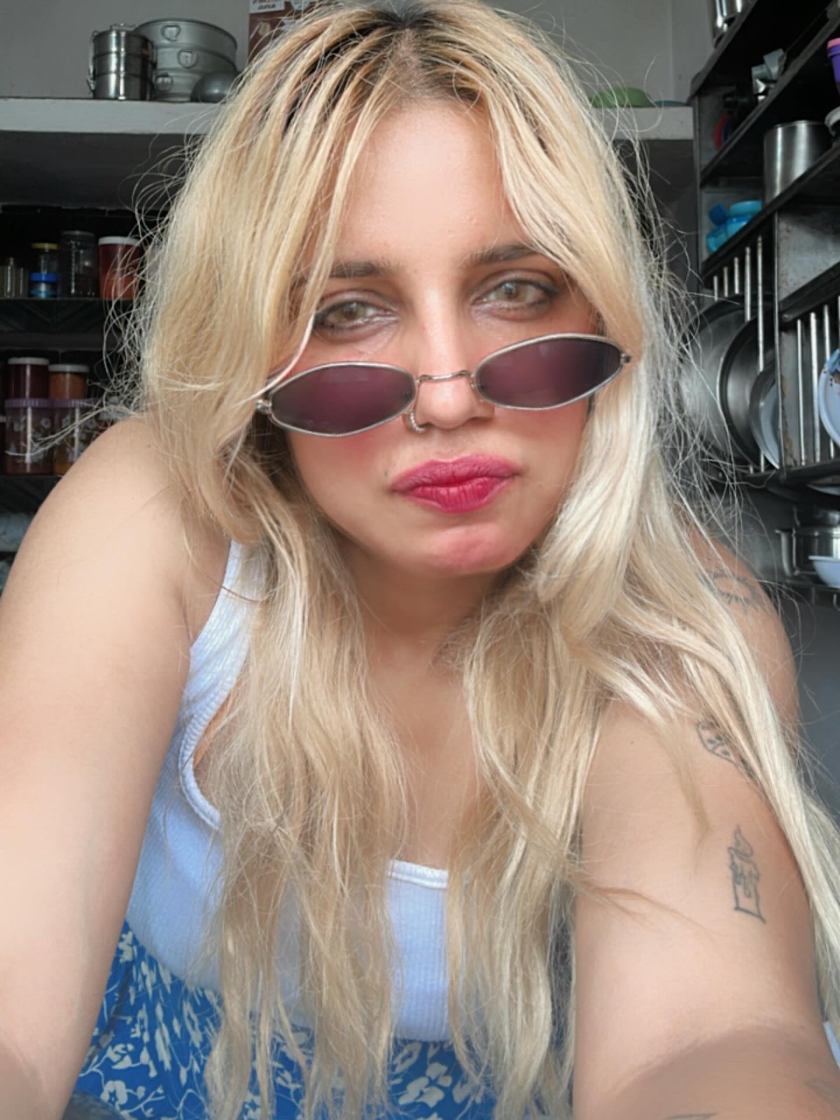 रोजी नेहा सिंह भोजपुरी के साथ-साथ नॉर्मल कंटेंट भी बनाती हैं।