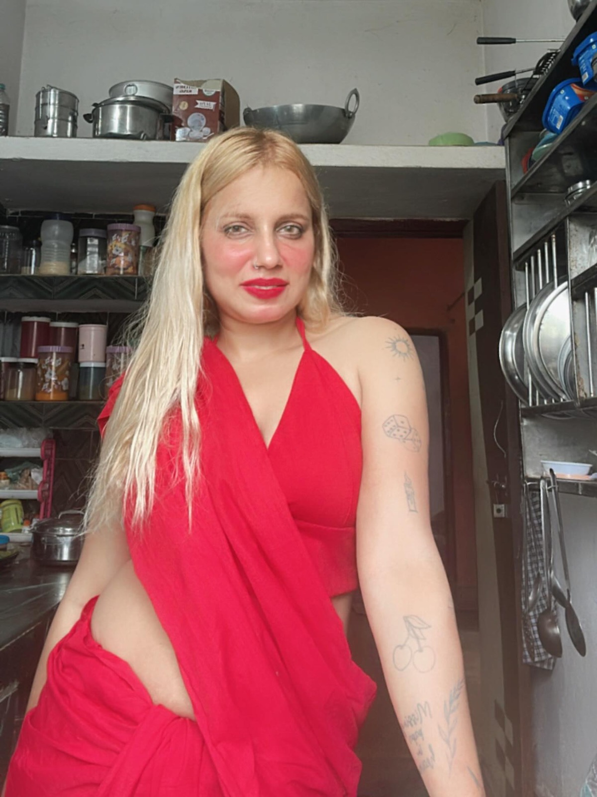 रोजी नेहा सिंह ने कहा कि अब व्यूज नहीं चाहिए, मुझे अकेले छोड़ दीजिए। मैं बिजनेस करना चाहती हूं।