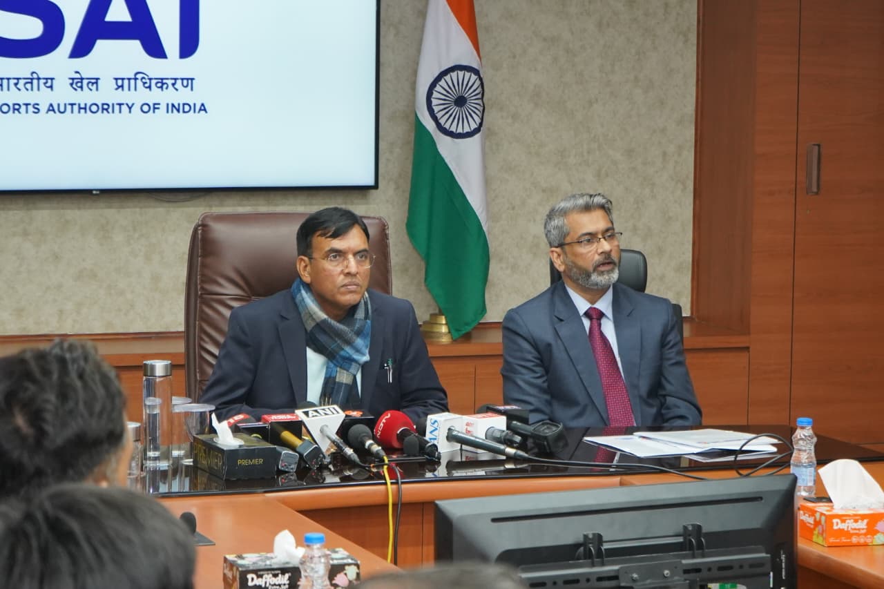 नई दिल्ली में मीटिंग के दौरान खेल मंत्री मनसुखलाल मांडविया।