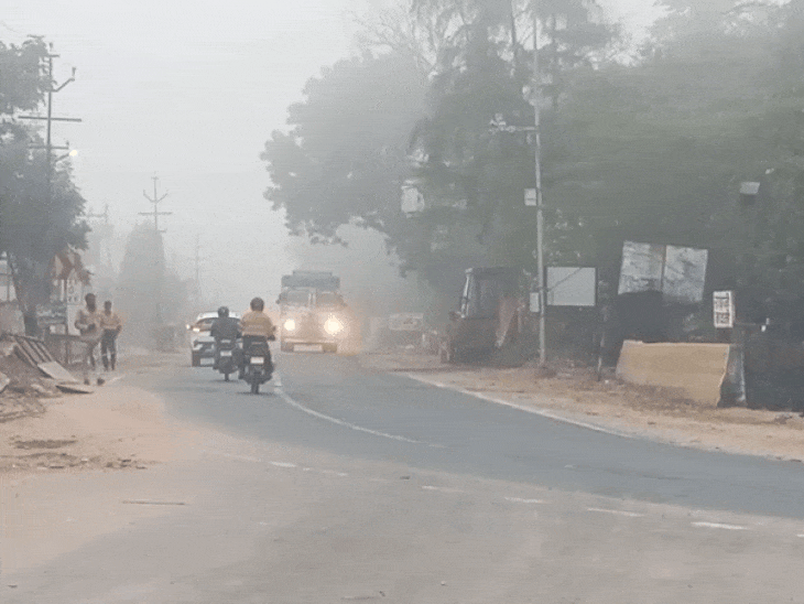 उदयपुर-कुराबड़ रोड पर हल्के कोहरे का असर रहा।