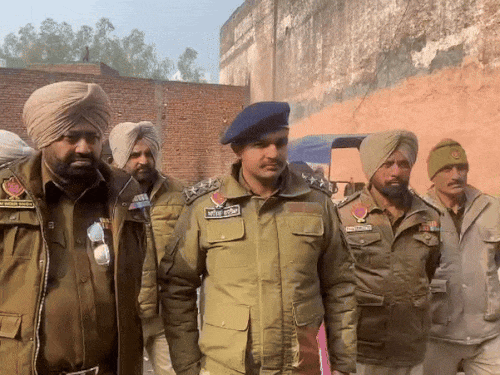 मौके पर मौजूद पुलिस अधिकारी।