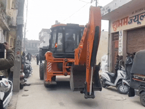 जालंधर में नशा तस्कर के मकान पर चला बुलडोजर। - Dainik Bhaskar