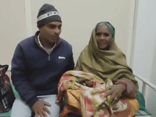 पोते को गोदी में लेकर खुश होती हुई दादी और साथ में पिता संजय।