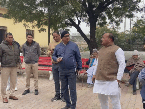 सूचना पर डीएसपी घनश्याम मीणा, एसएचओ संदीप शर्मा, पूर्व पालिका अध्यक्ष अखिलेश मेडतवाल मौके पर पहुंचे।