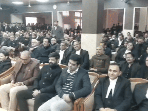 बार एसोसिएशन में आयोजित कार्यक्रम में उपस्थित वकील।