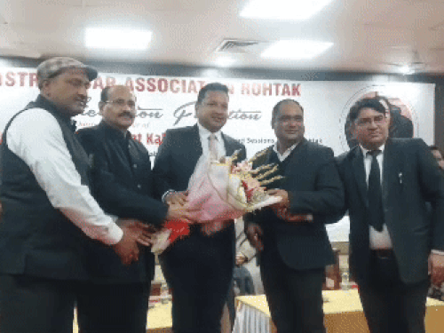 कार्यक्रम डीसी सचिन गुप्ता को सम्मानित करते हुए।