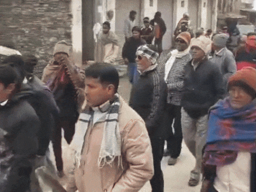 शव यात्रा में बड़ी संख्या में ग्रामीण शामिल हुए।