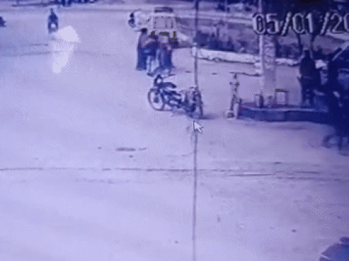 जब सैल्समैनों ने एकराय होकर सचिन लौधा से मारपीट की तो उसकी पत्नी बीच-बचाव करने पहुंची और पति को बचाने लगी।