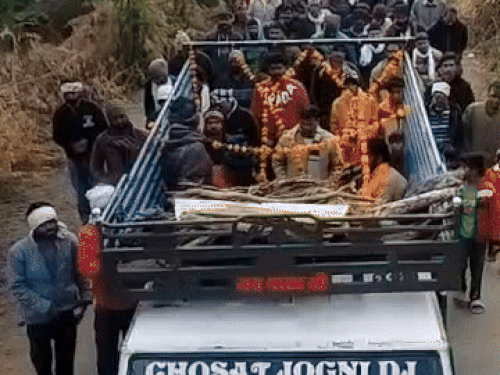 कुत्ते की मौत की सूचना ग्रामीणों को मिली तो लोगों ने शोक जताते हुए इसकी अंतिम यात्रा निकाली।