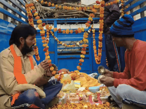 डीजे की धुन पर रामधुनी करते हुए शव यात्रा निकाली गई।