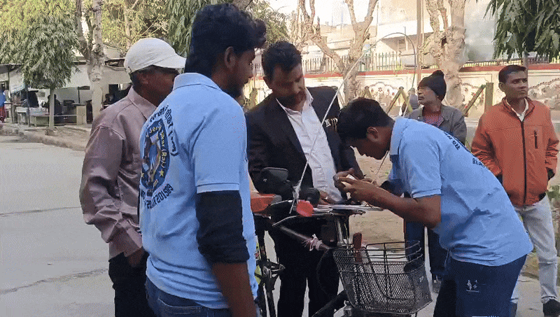 समिति के कार्यकर्ताओं ने शहर के प्रमुख हॉट स्पॉट्स पर साइकिलों और मोटरसाइकिलों पर मोल्ड स्टिक लगाकर लोगों की जान बचाने की पहल शुरू की है।