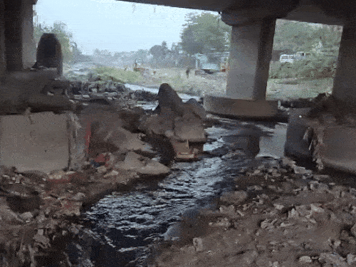 पुल के नीचे से गुजरती रिस्पना कहीं कहीं पर थोड़ी साफ नजर आती है।