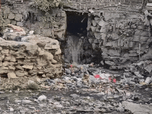 कई जगहों पर सीवर का पानी सीधा नदी में छोड़ा जा रहा है।