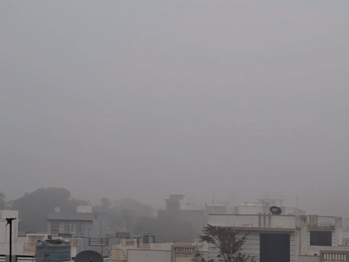 सीकर शहर सहित पूरे जिले में लगातार दूसरे दिन भी सुबह से घना कोहरा छाया रहा। मौसम विभाग के अनुसार सोमवार को जिले में न्यूनतम तापमान 5.5 डिग्री सेल्सियस दर्ज किया गया है।